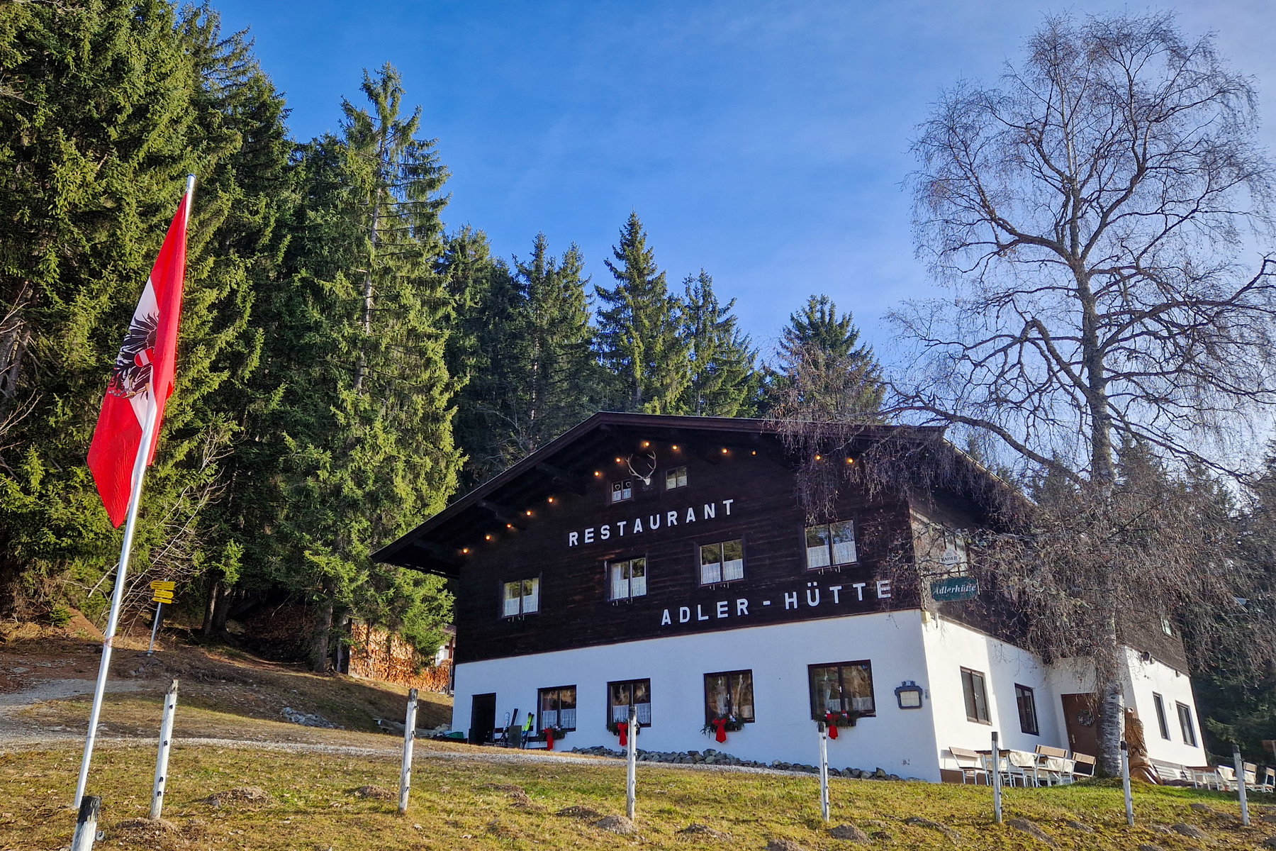 Bauernhof; Adlerhütte. Fotos: Markus Büchler
