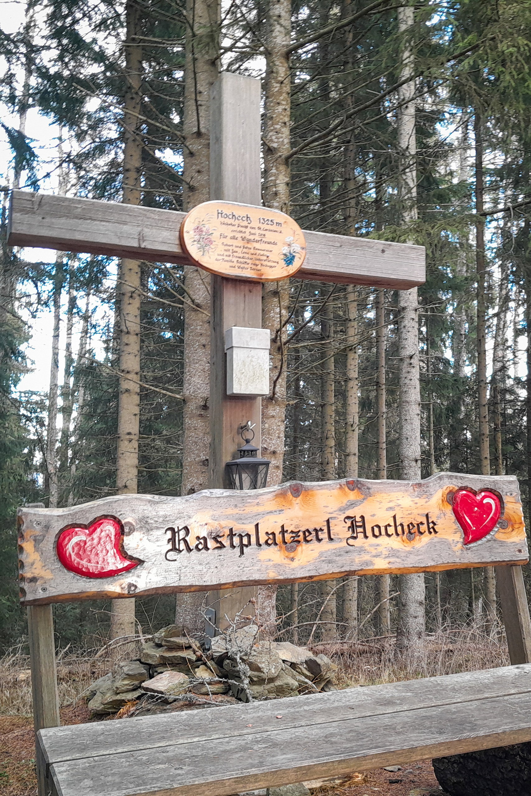Bründlweg; Gipfelkreuz Hochegg. Fotos: Martin Winter