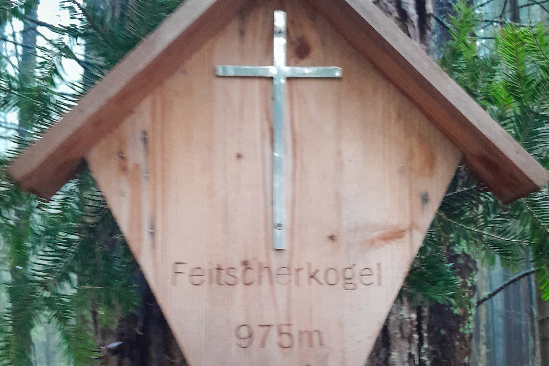 Weg zum Feitscherkogel; Kreuz. Fotos: Martin Winter
