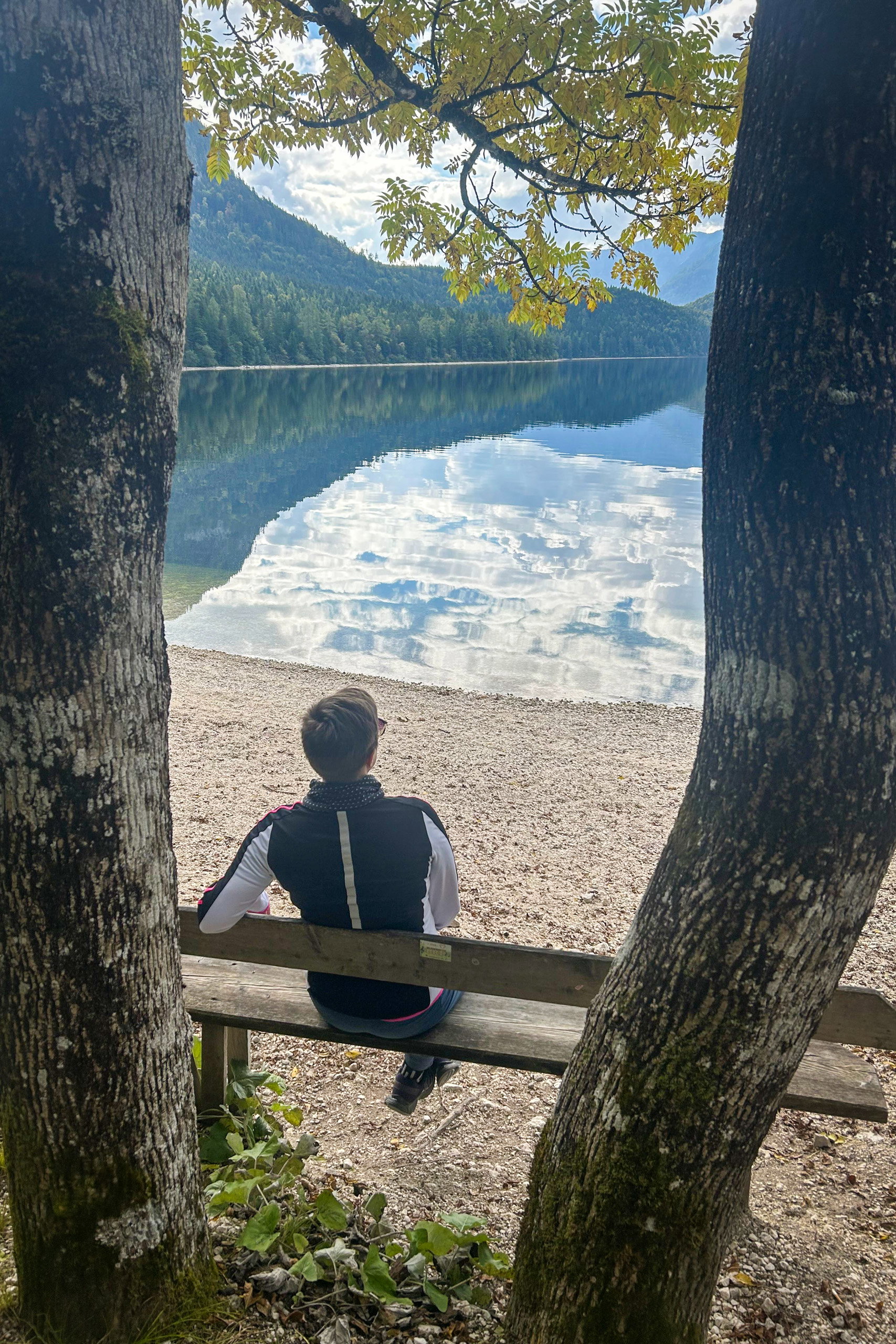 Blick auf die Trisselwand; Entlang des Weges laden immer wieder Bänke zum Verweilen und Genießen ein. Fotos: POW AT