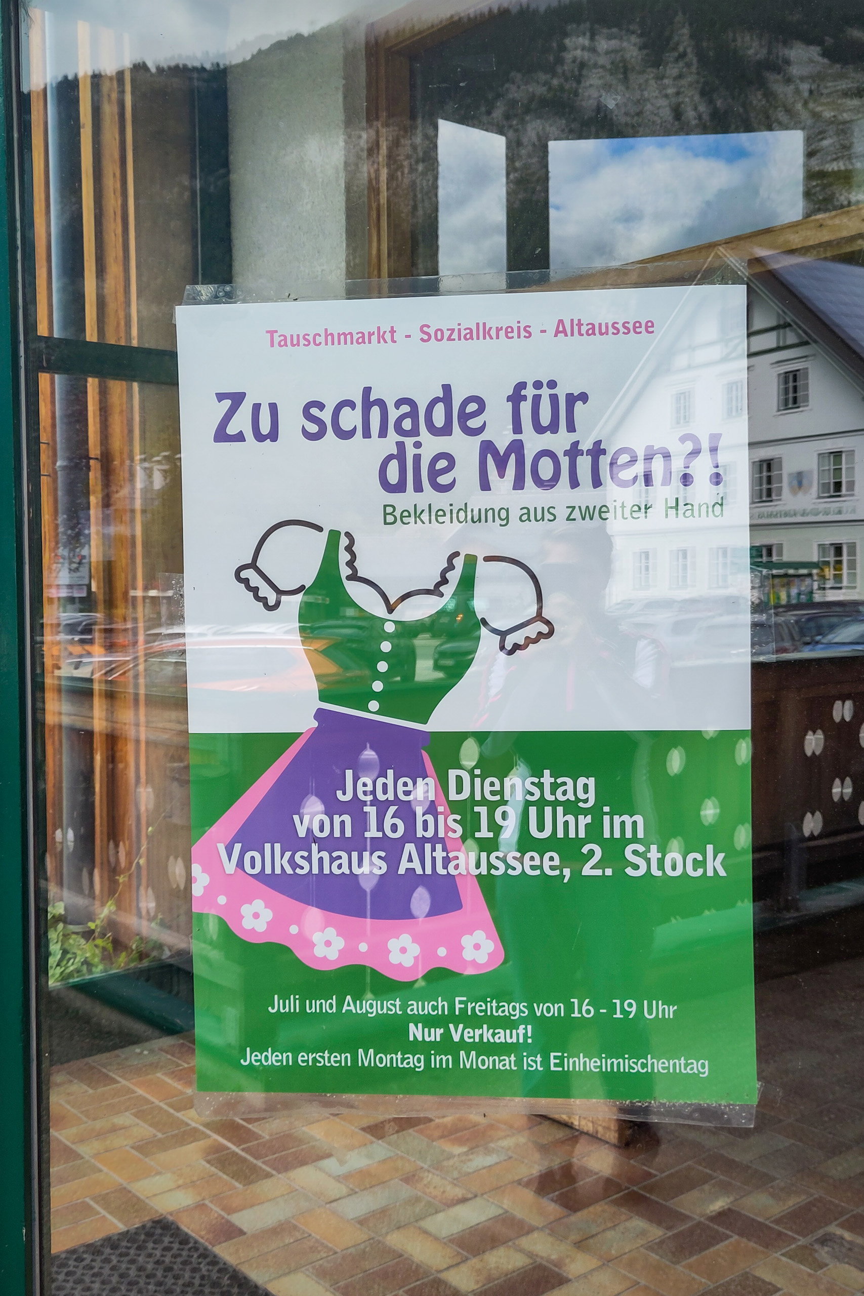Nach der Seerunde wieder im Dorf angekommen; Wer nicht nur klimafreundlich an- und abreisen, sondern auch shoppen möchte, kann durch den Tauschmarkt stöbern. Fotos: POW AT