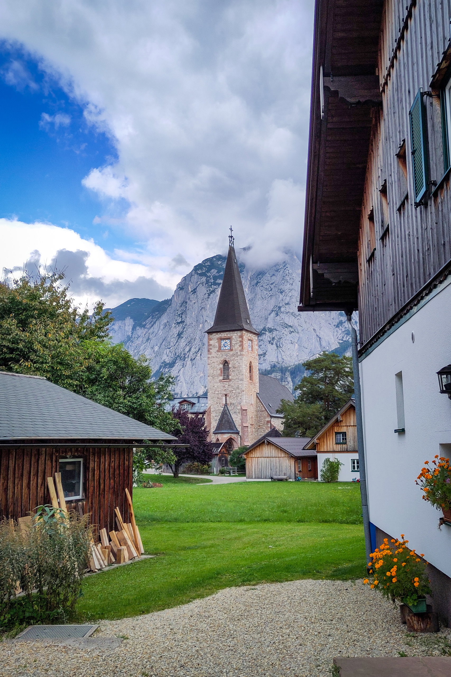 Nach der Seerunde wieder im Dorf angekommen; Wer nicht nur klimafreundlich an- und abreisen, sondern auch shoppen möchte, kann durch den Tauschmarkt stöbern. Fotos: POW AT