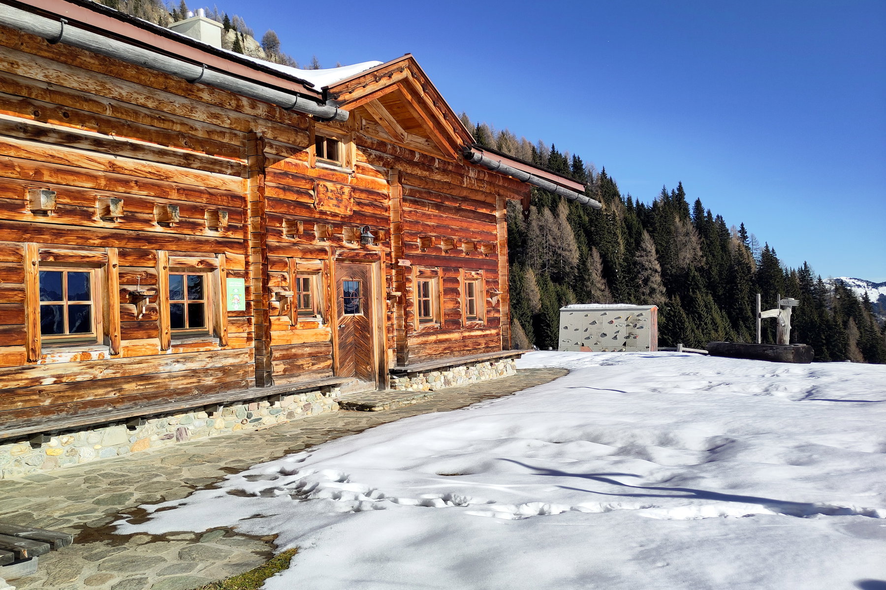 Fast sommerlich – die gastliche Aualm. Foto: Karl Plohovich