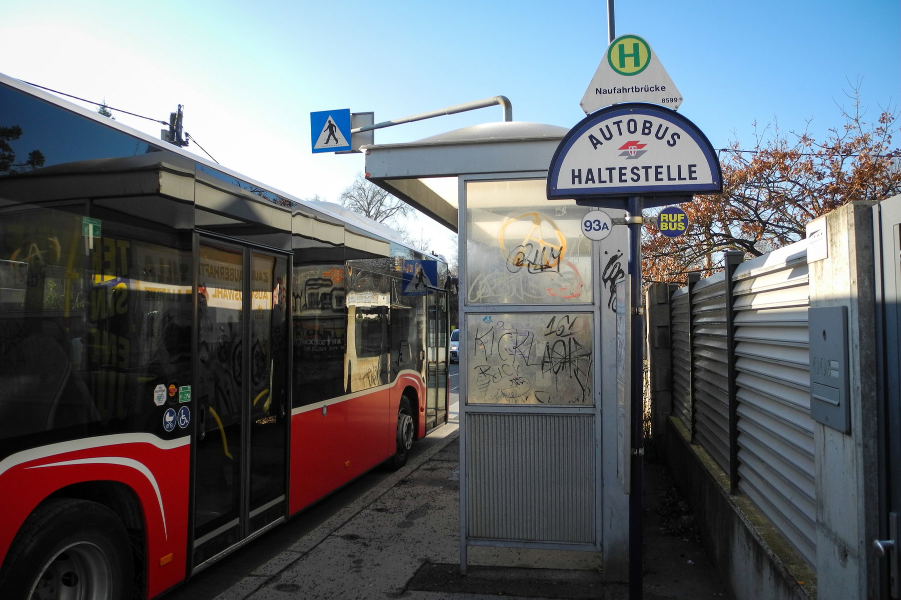 Start bei der Bushaltestelle Naufahrtbrücke. Foto: Barbara Wanzenböck