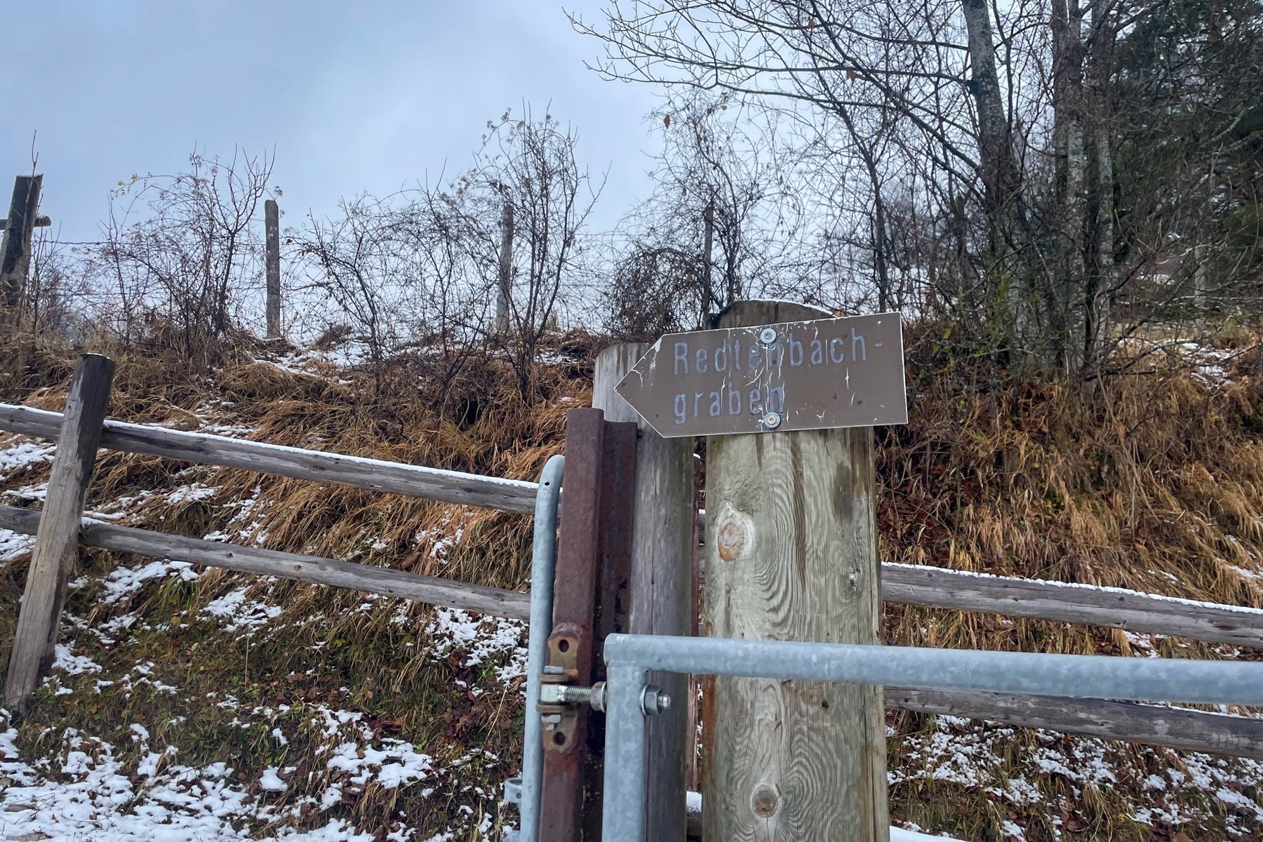 Wegweiser zum Redtenbachgraben. Foto: Ursula Truebswasser