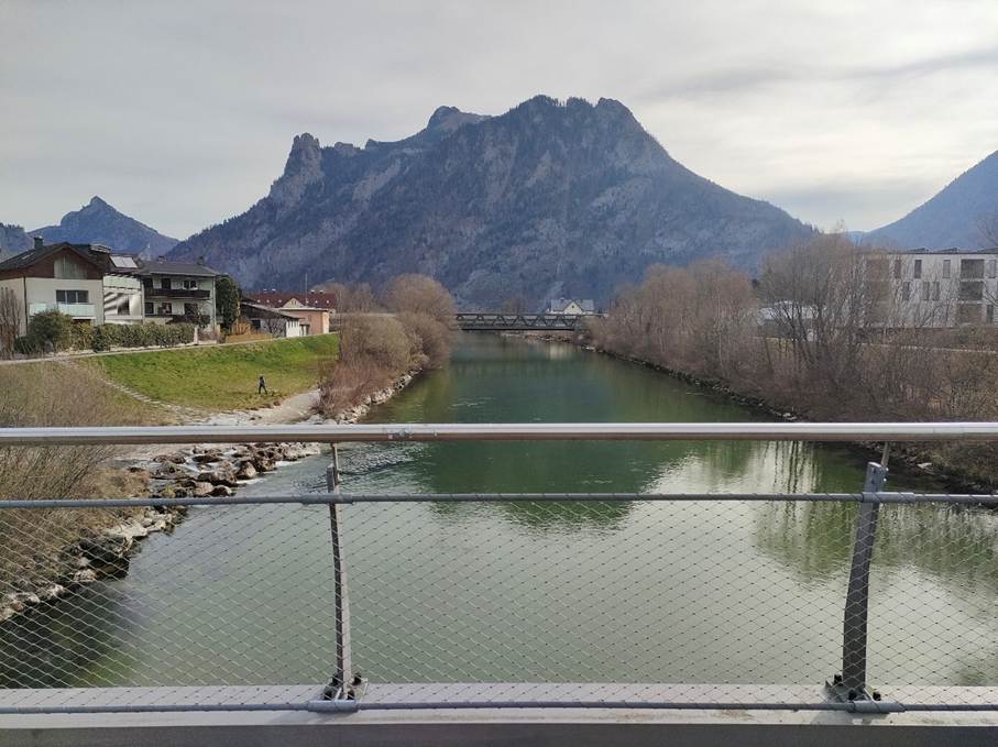 Blick vom Traunsteg zum Erlakogel (der Gupf in der Mitte). Der Einstieg zum Wanderweg ist durch die einschlägigen Taferln schwer zu verfehlen. Fotos: Manfred Hinteregger