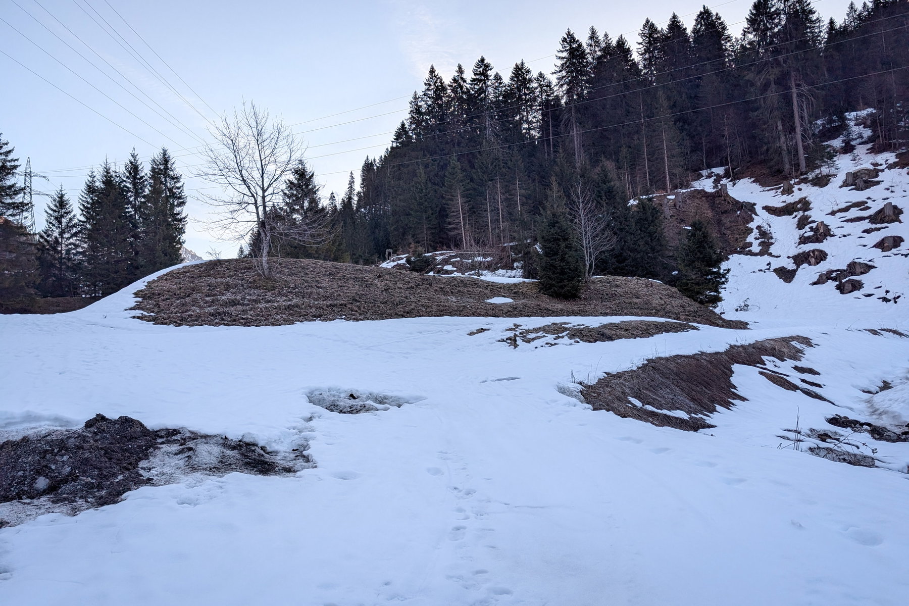 Ab hier mit Skiern. Foto: Simon Widy