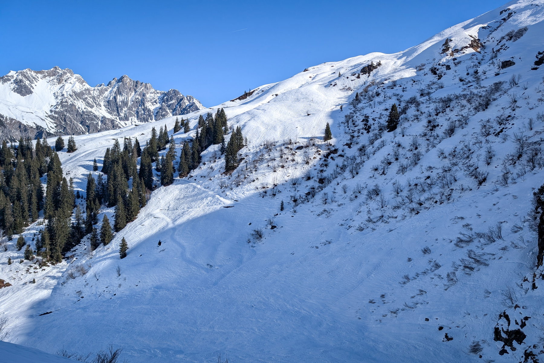 Blick in das Hochtal und auf den Sommerweg zur Kaltenberghütte. Fotos: Simon Widy