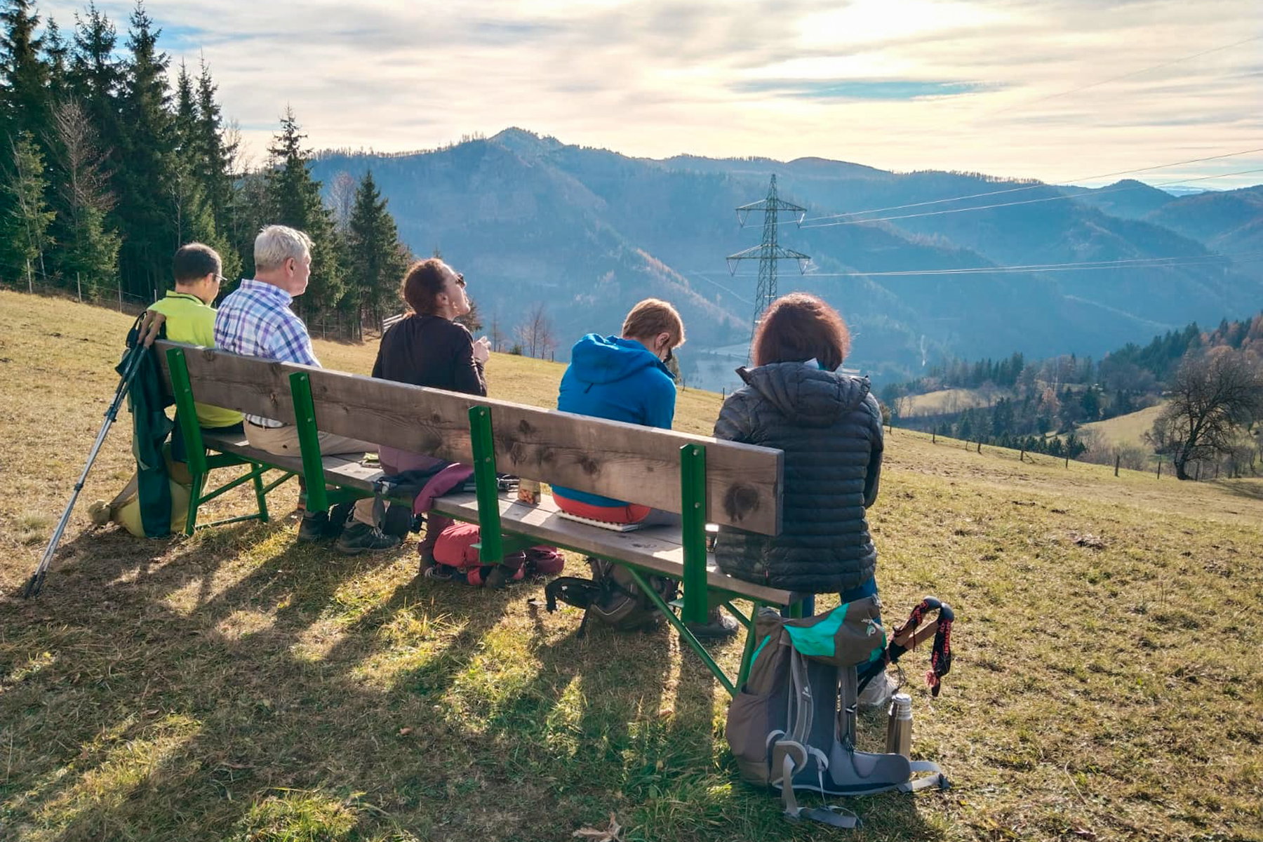 Später treffen wir auf dieses lange Bankerl und machen eine Mittagspause. Foto: Tobias Brugger