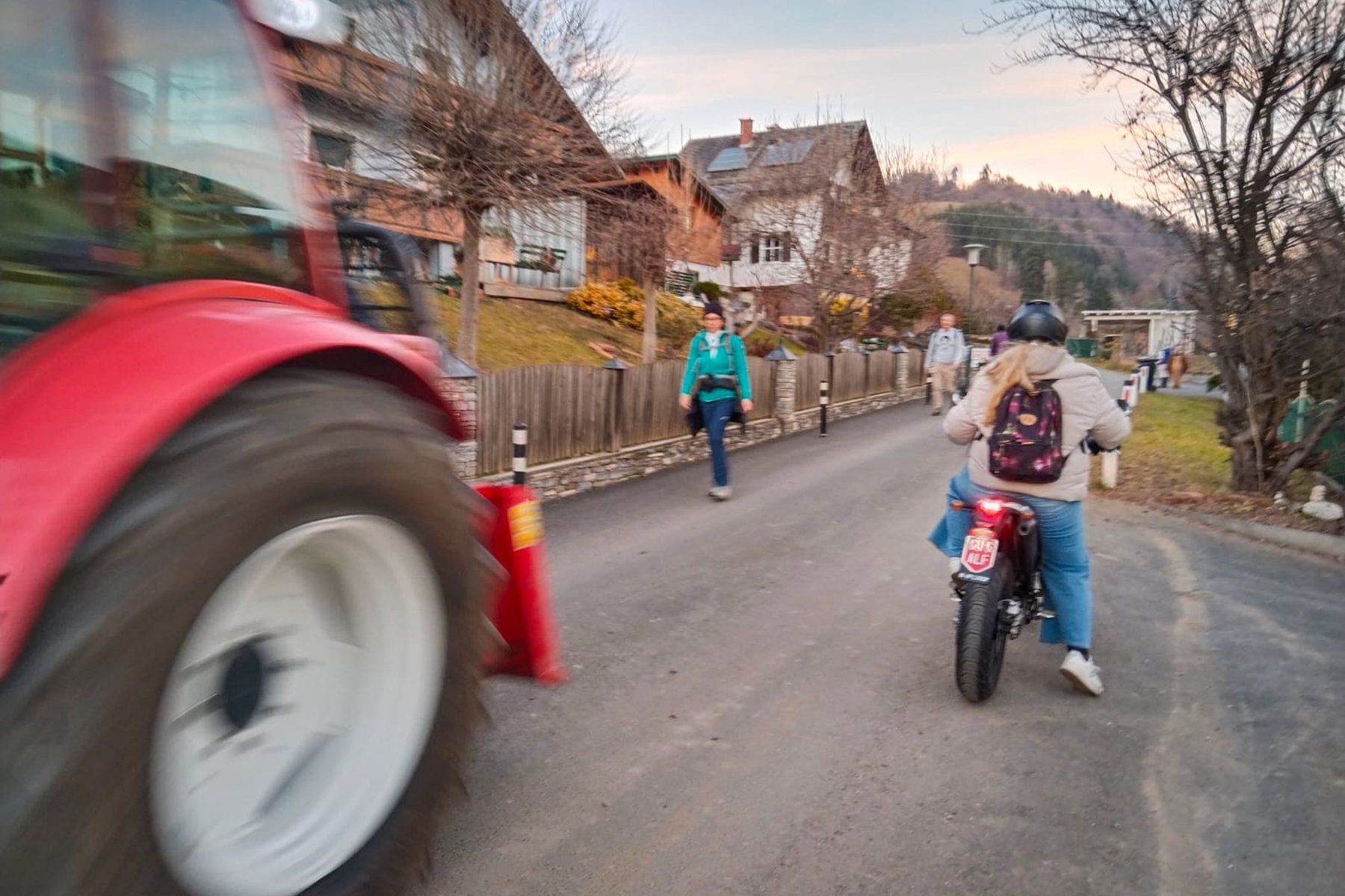 Wieder im Tal angekommen, herrscht reges motorisiertes Treiben auf der Königgrabenstraße. Foto: Tobias Brugger