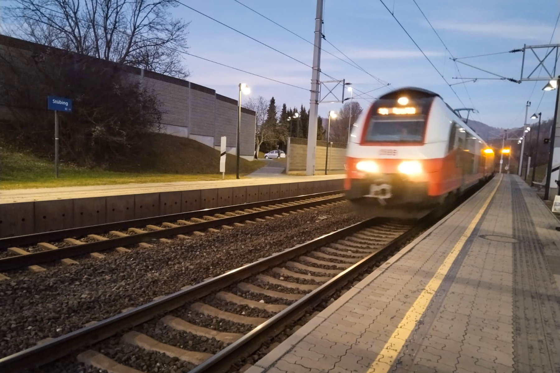 Als wir zum Bahnhof in Stübing kommen, ist die Dämmerung bereits angebrochen. Foto: Tobias Brugger