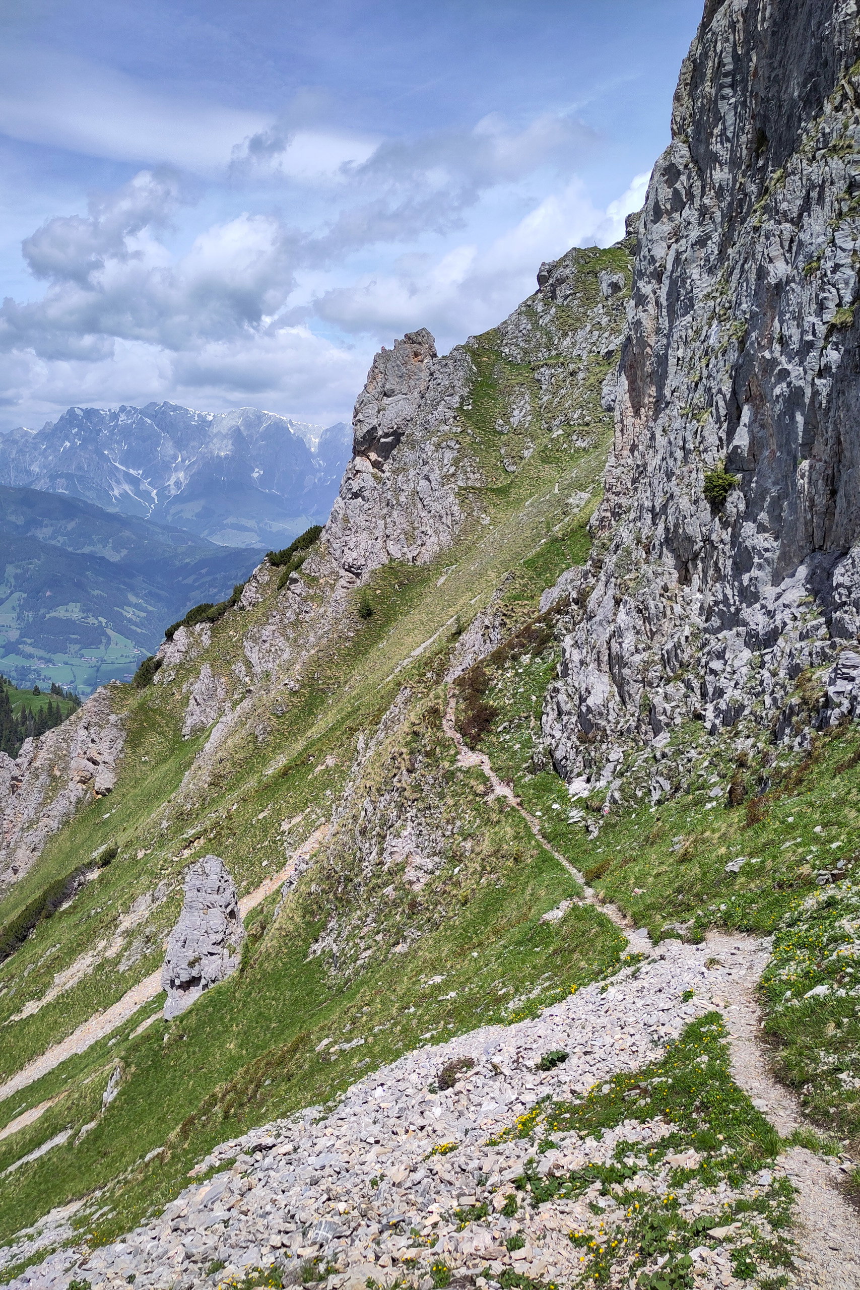 Li.: Kühner Steig; Re.: Sandkogel mit Blick zur Höllwand. Fotos: Karl Plohovich