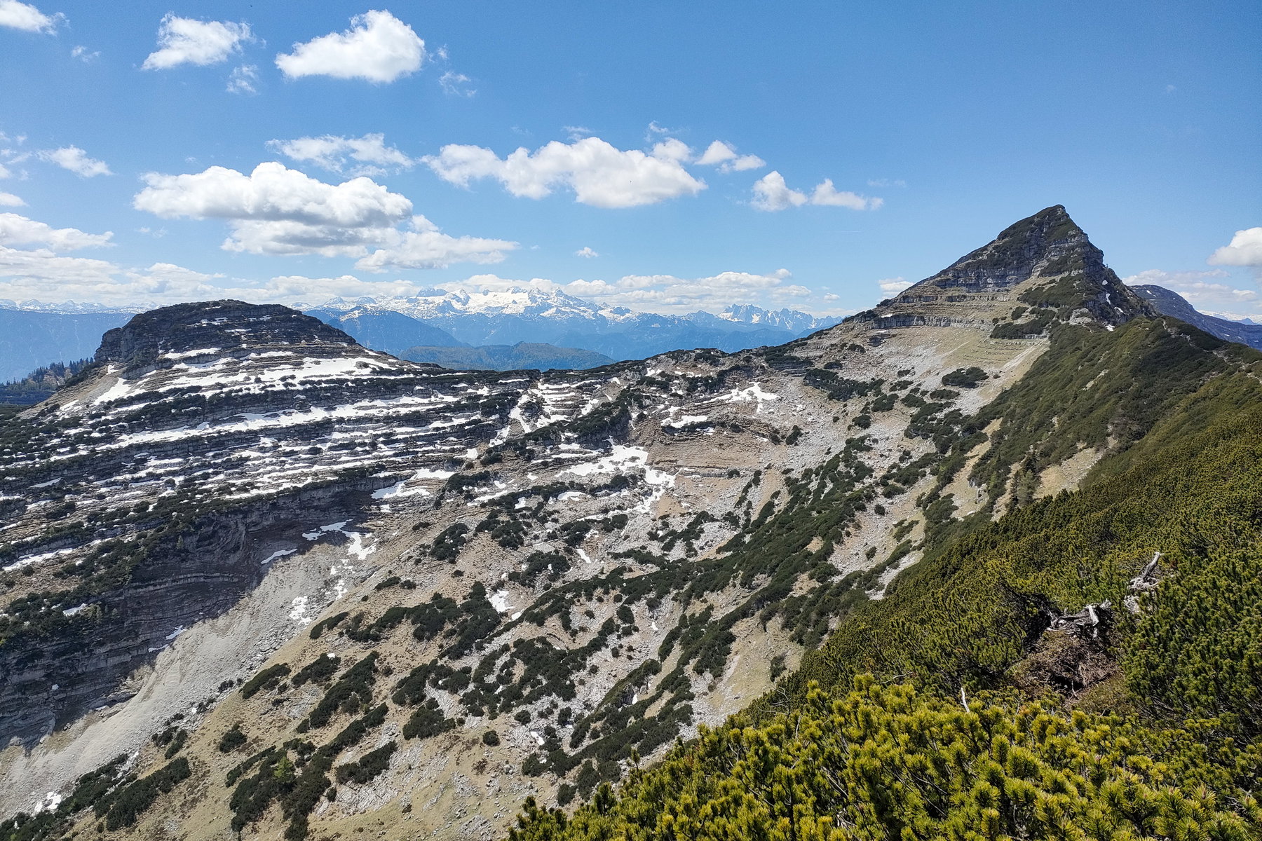 Zwischen Speikkogel (links) und Mittagkogel (rechts) thront im Hintergrund König Dachstein samt Gosaukamm. Die Hohe Schrott versteckt sich noch. Foto: Manfred Hinteregger