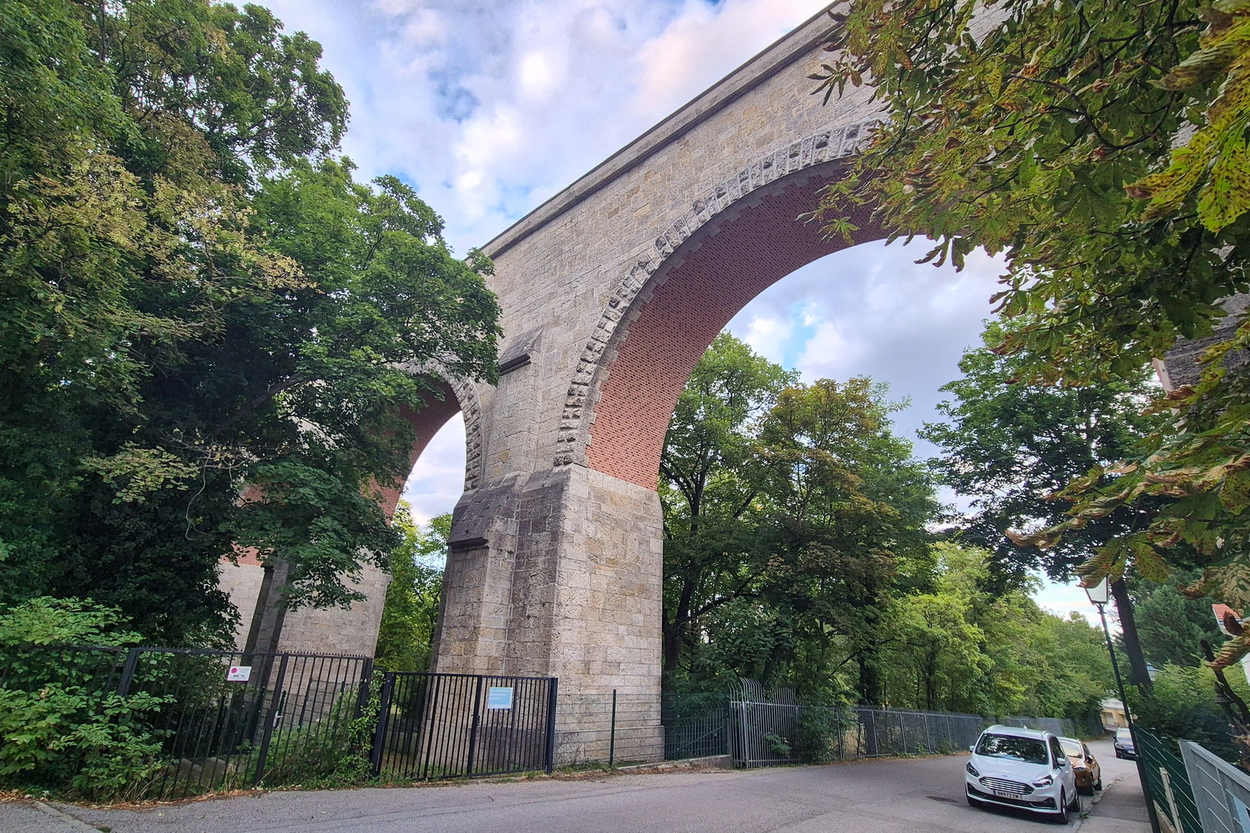 Auf der Weilburgstraße geht es unter dem Aquadukt Baden durch. Foto: Linda Prähauser