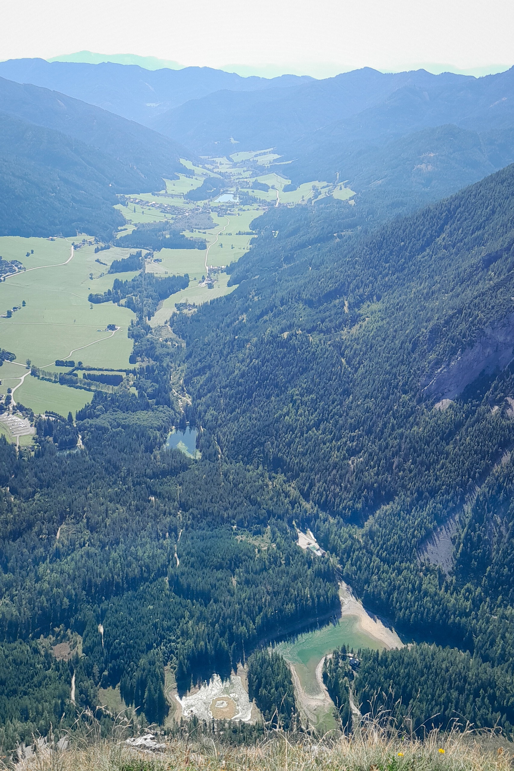 Panorama vom Gipfel und Gipfelbucheintrag. Fotos: Martin Winter