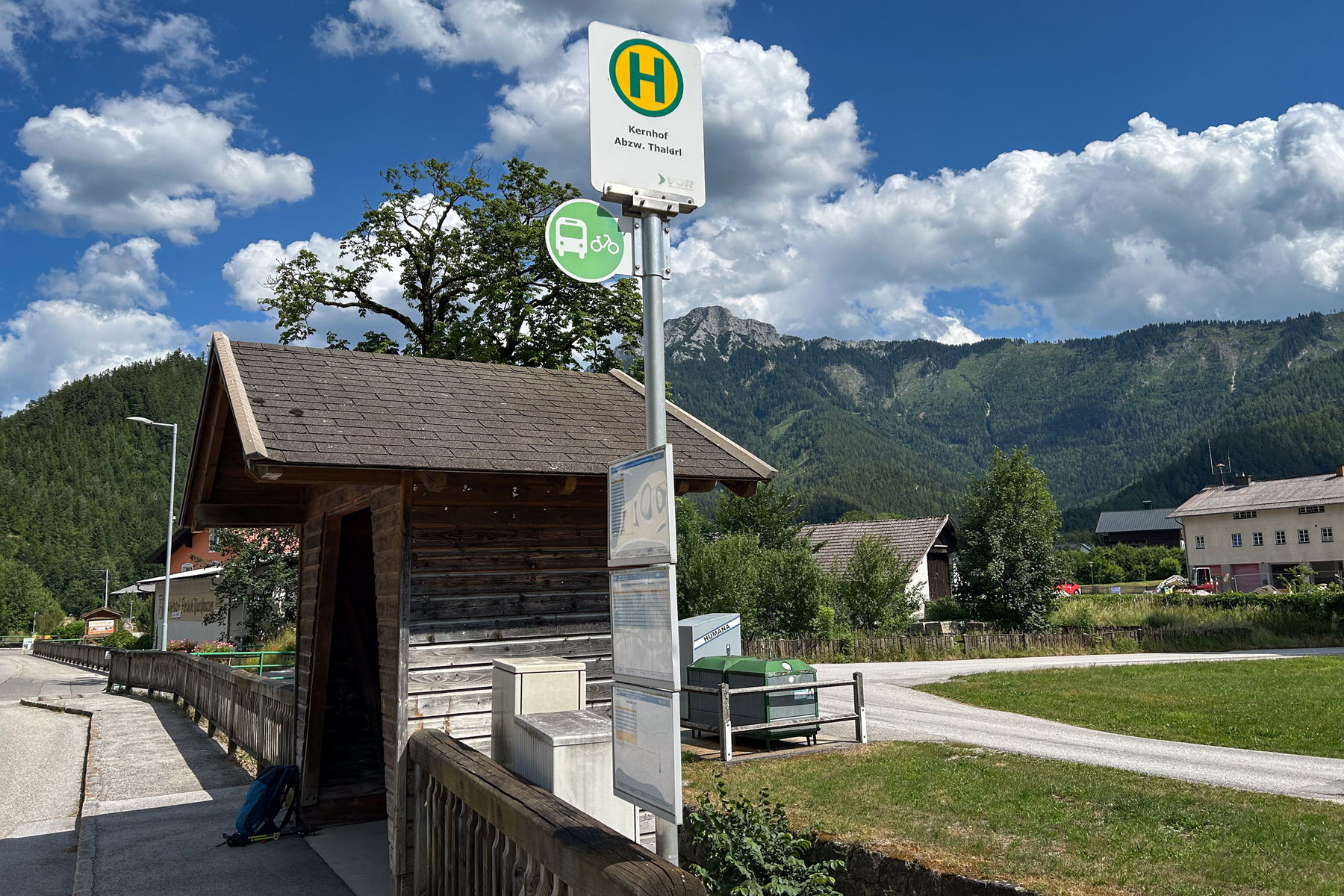 Hinter der Haltestelle versteckt sich der alte Bahnhof. Foto Veronika Schöll