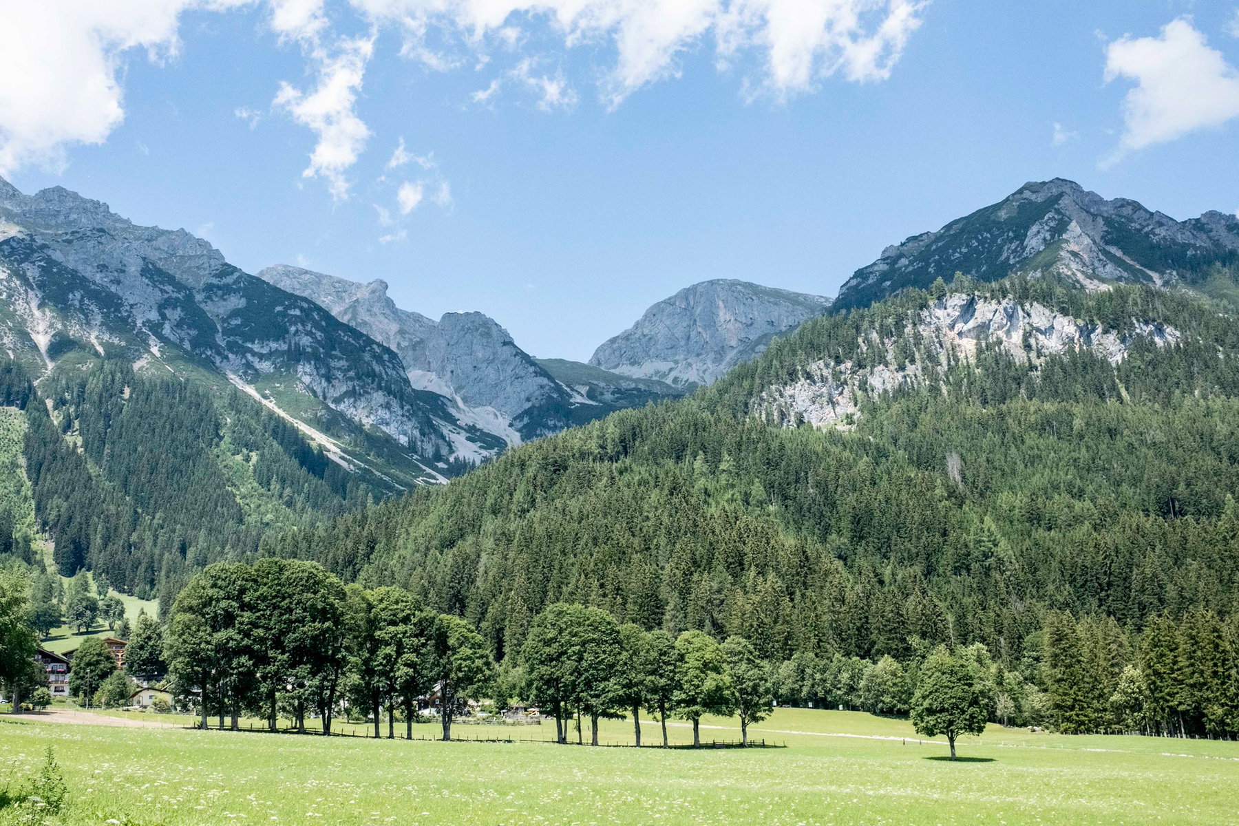 In der Mulde ist unser Ziel zu erkennen – schaut gar nicht so weit aus! Foto: Birgit Reiter
