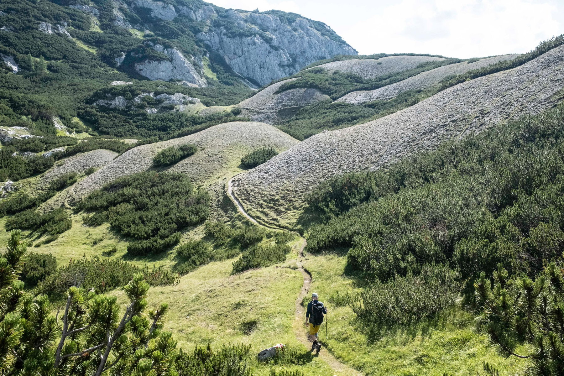 Mein Wanderstatist vor bizarren Kuppeln. Foto: Birgit Reiter