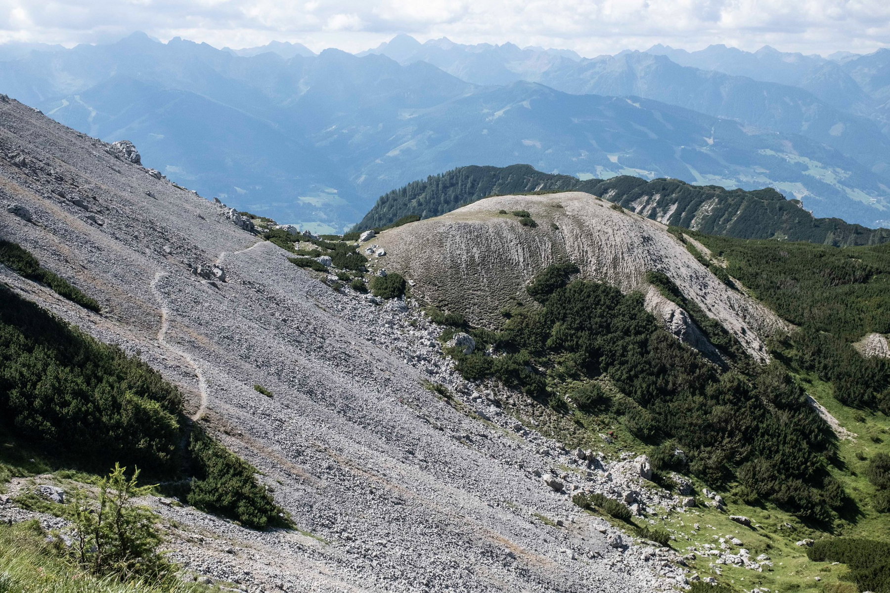Blick zurück auf den Rücken des Luserriedels und die Schladminger Tauernkette. Foto: Birgit Reiter