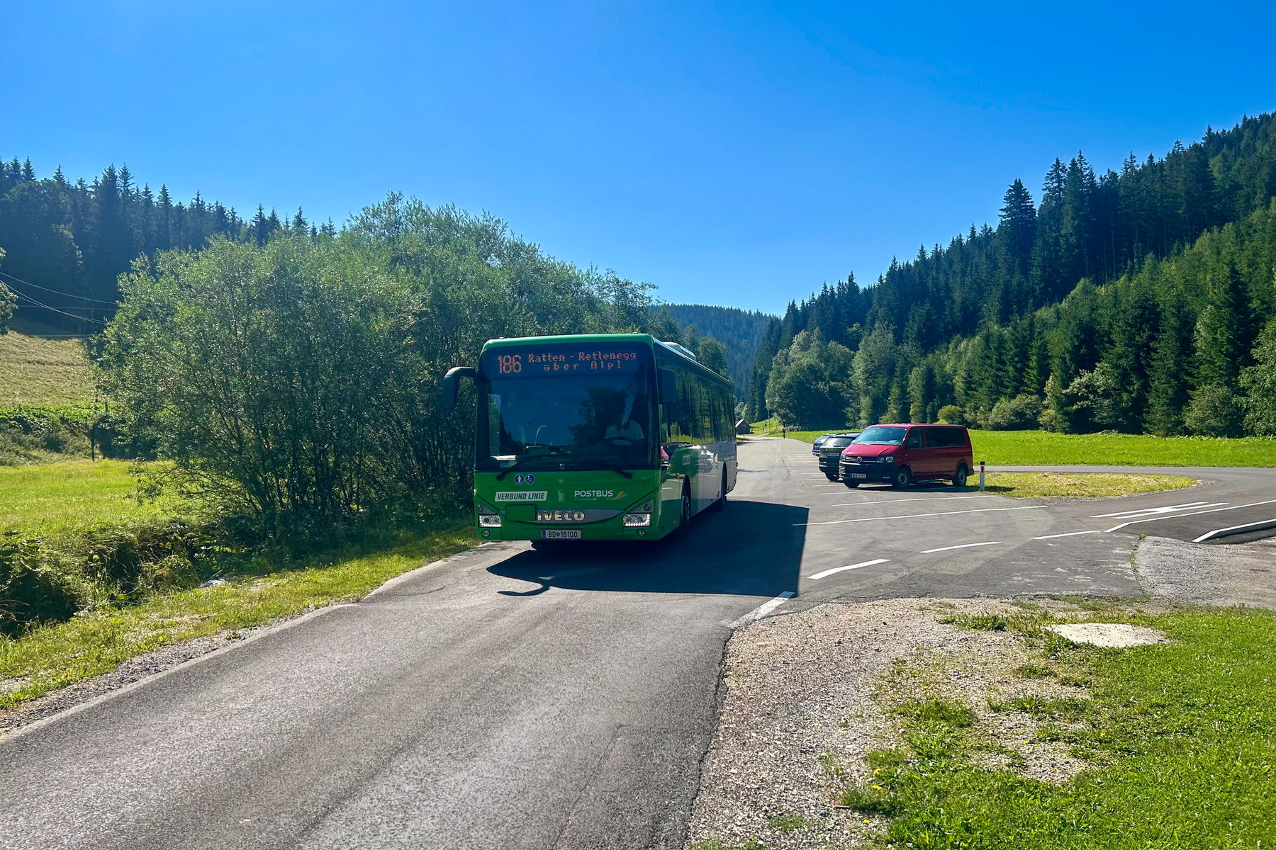 Bus 186 in seinem natürlichen Habitat an der Wendestelle Alpl Waldschule. Foto Veronika Schöll