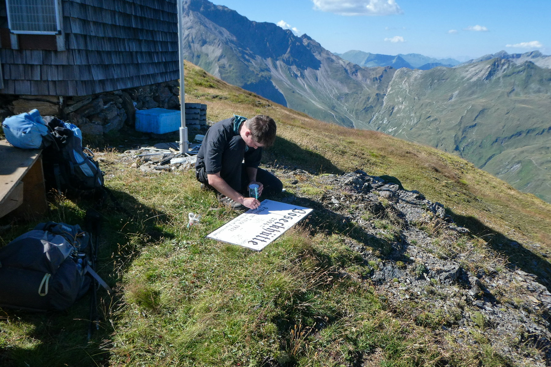Fleißige Künstlerin am Werk. Foto: Karl Plohovich