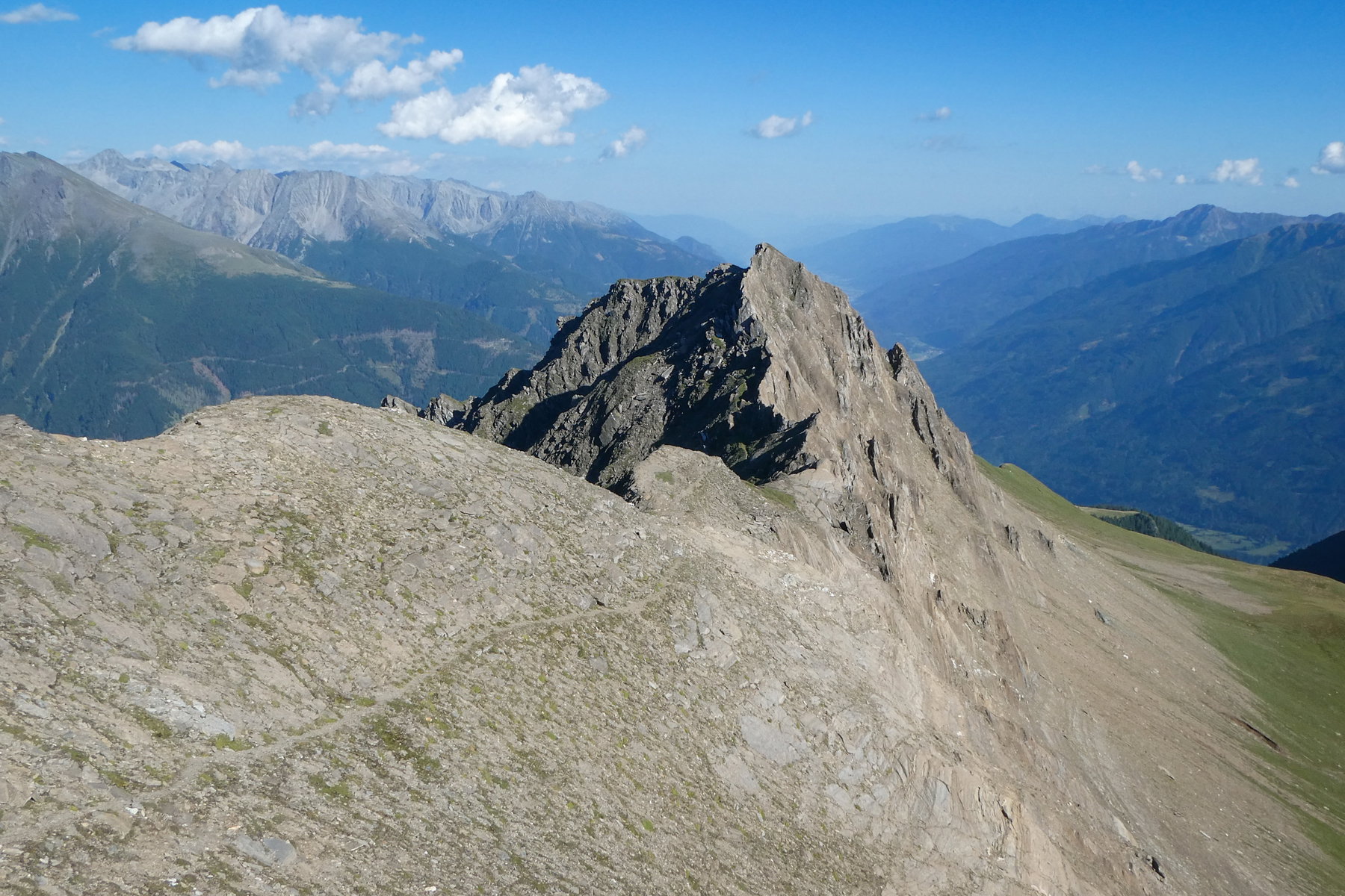 Der schöne Steig führt auf der beschatteten Seite zur Lonza. Foto: Karl Plohovich
