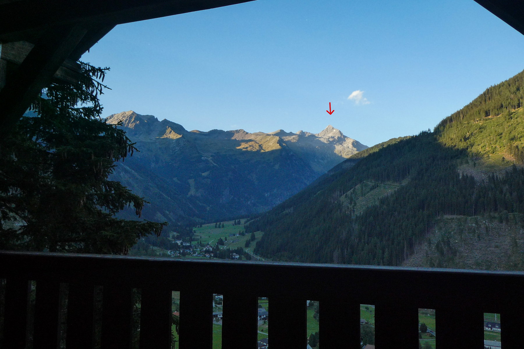 Der Margaret(h)en Pavillion (1903 erstmals errichtet); Ankogel. Foto: Karl Plohovich
