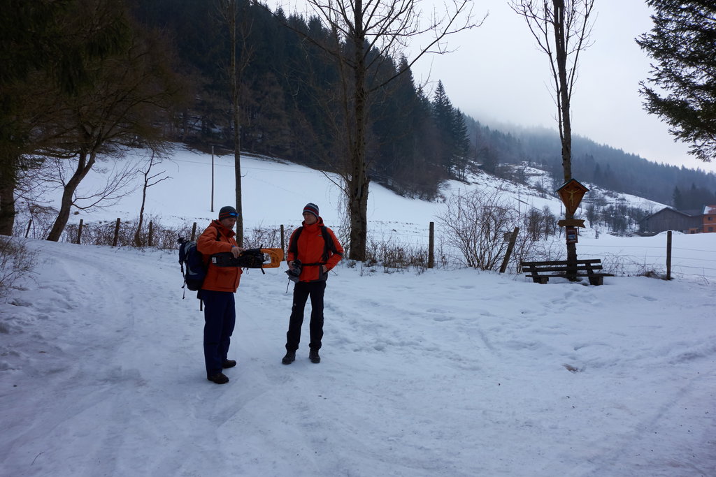 Abzweigung  nach dem Thalerhof. Unter dem Marterl weist das Schild Richtung "Talerberg".