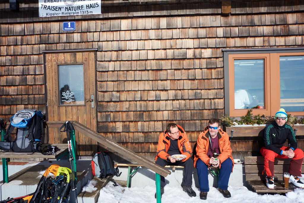 In der Hütte ist es extrem heiß. Vor der Hütte ist es in der Sonne angenehm warm!