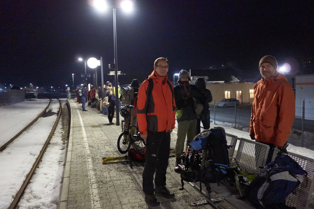 Am Bahnhof Lilienfeld warten ganz schön viele Leute auf den Zug um 18:18!