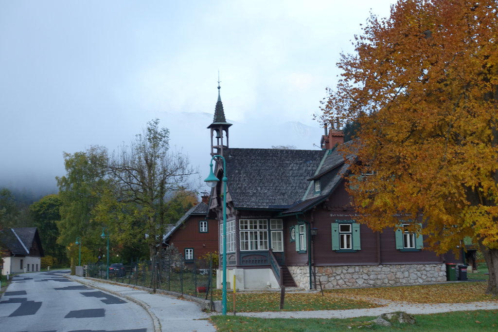 Mürzsteg mit Veitsch im Nebel dahinter. Foto: Martin Heppner