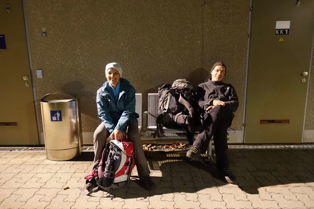 Warten auf den Zug in Kastenreith