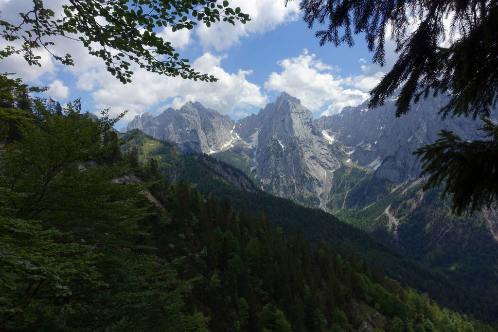 Immer wieder öffnen sich feine Blicke zum Wilden Kaiser (Foto: Peter Backé)