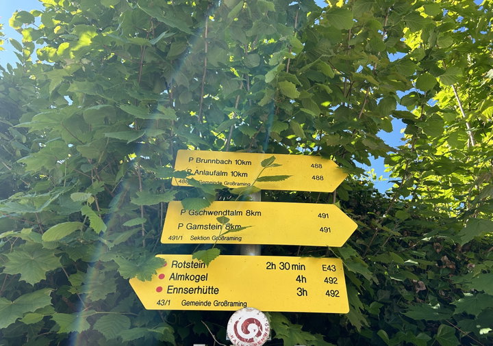 Warten auf die S1 aus Linz und Orientierung in Großraming. Fotos Veronika Schöll