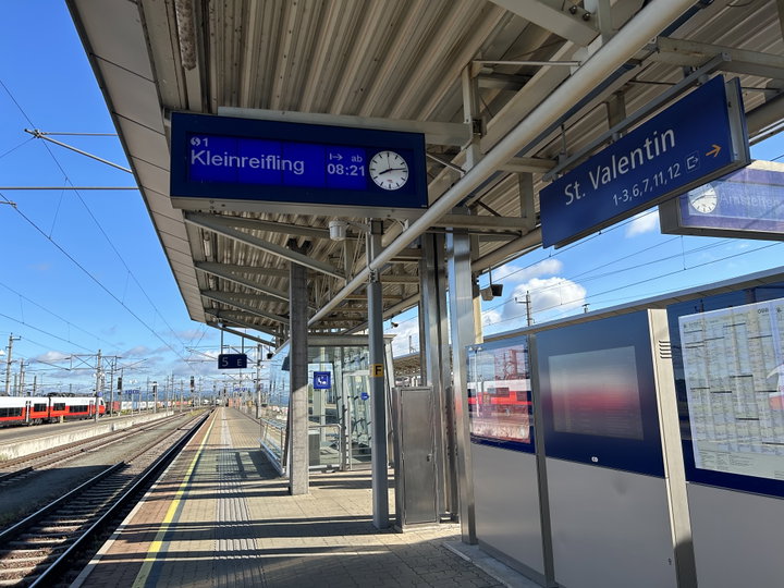 Warten auf die S1 aus Linz und Orientierung in Großraming. Fotos Veronika Schöll