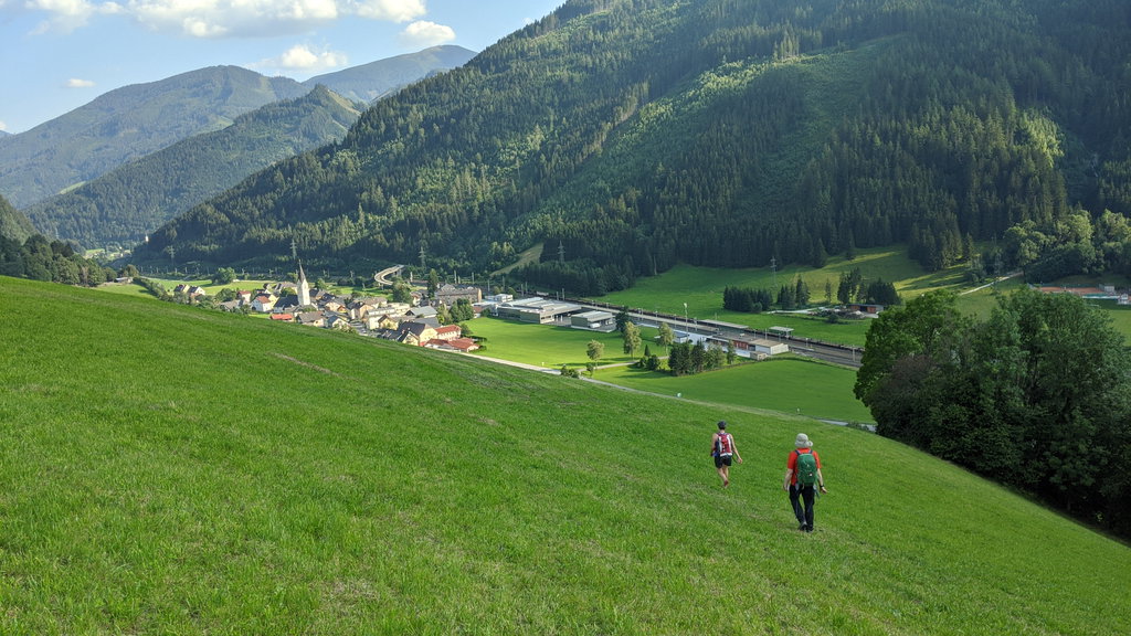 Hinunter über die Skipiste zum Bahnhof Wald am Schoberpass. Foto: Martin Heppner