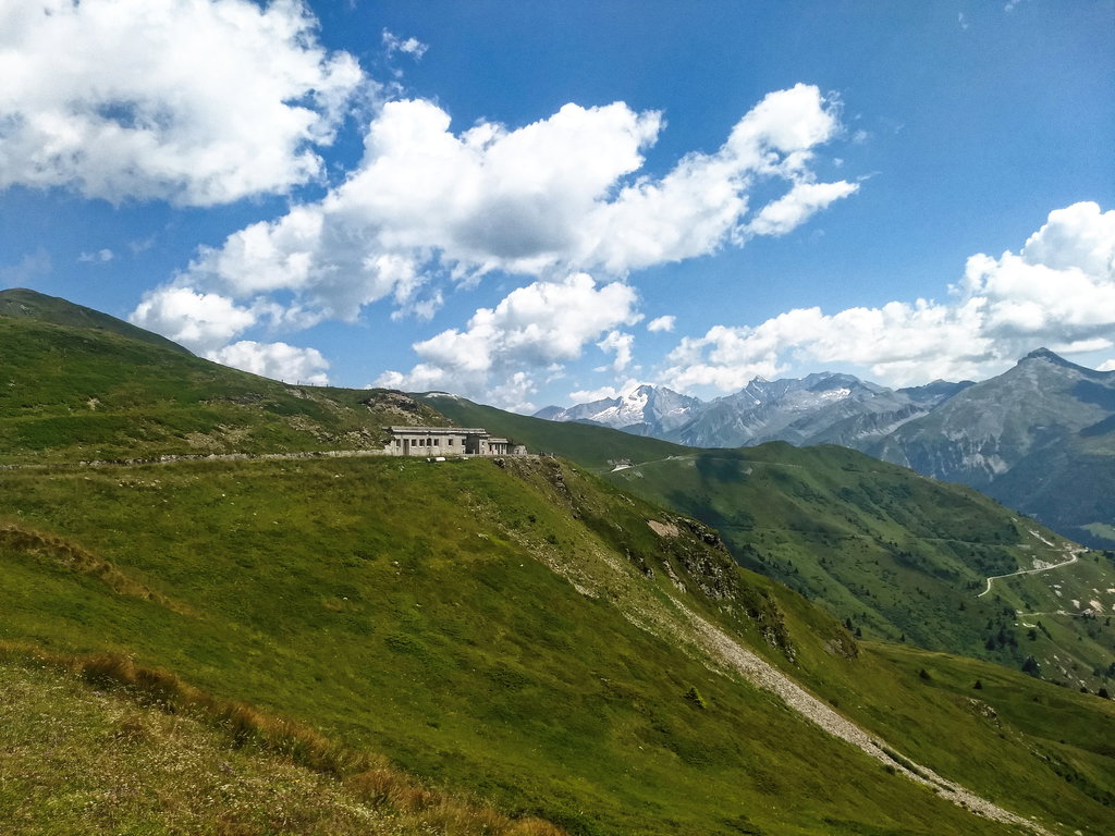 Verlauf der Höhenstraße mit militärischer Ruine. Foto: Nikolaus Vogl