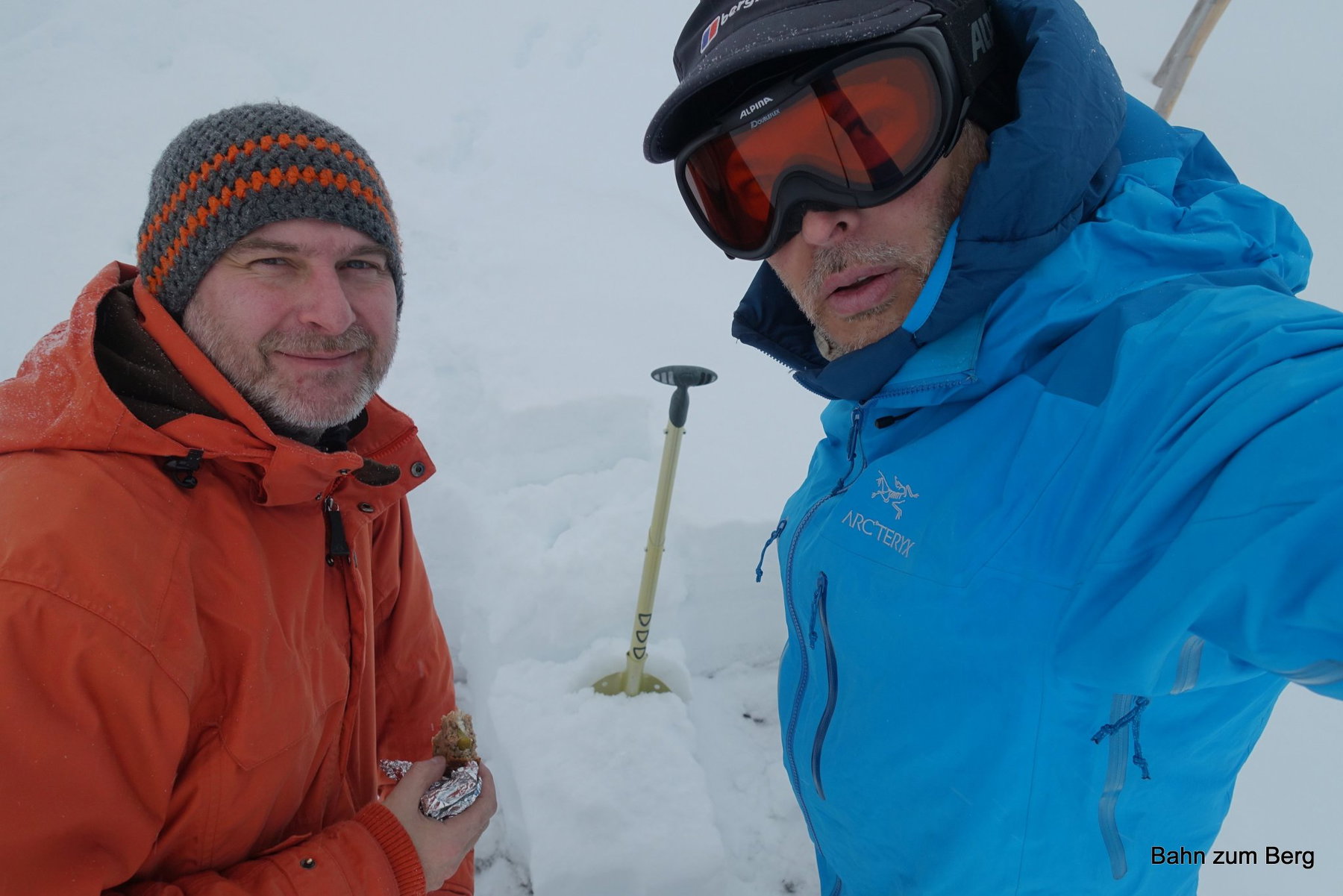 Didi und ich schauen uns in der Pause den durchgefrorenen Schnee genauer an.