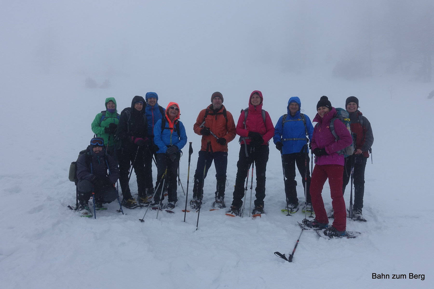 Unten ziehen wir uns die Schneeschuhe wieder an.