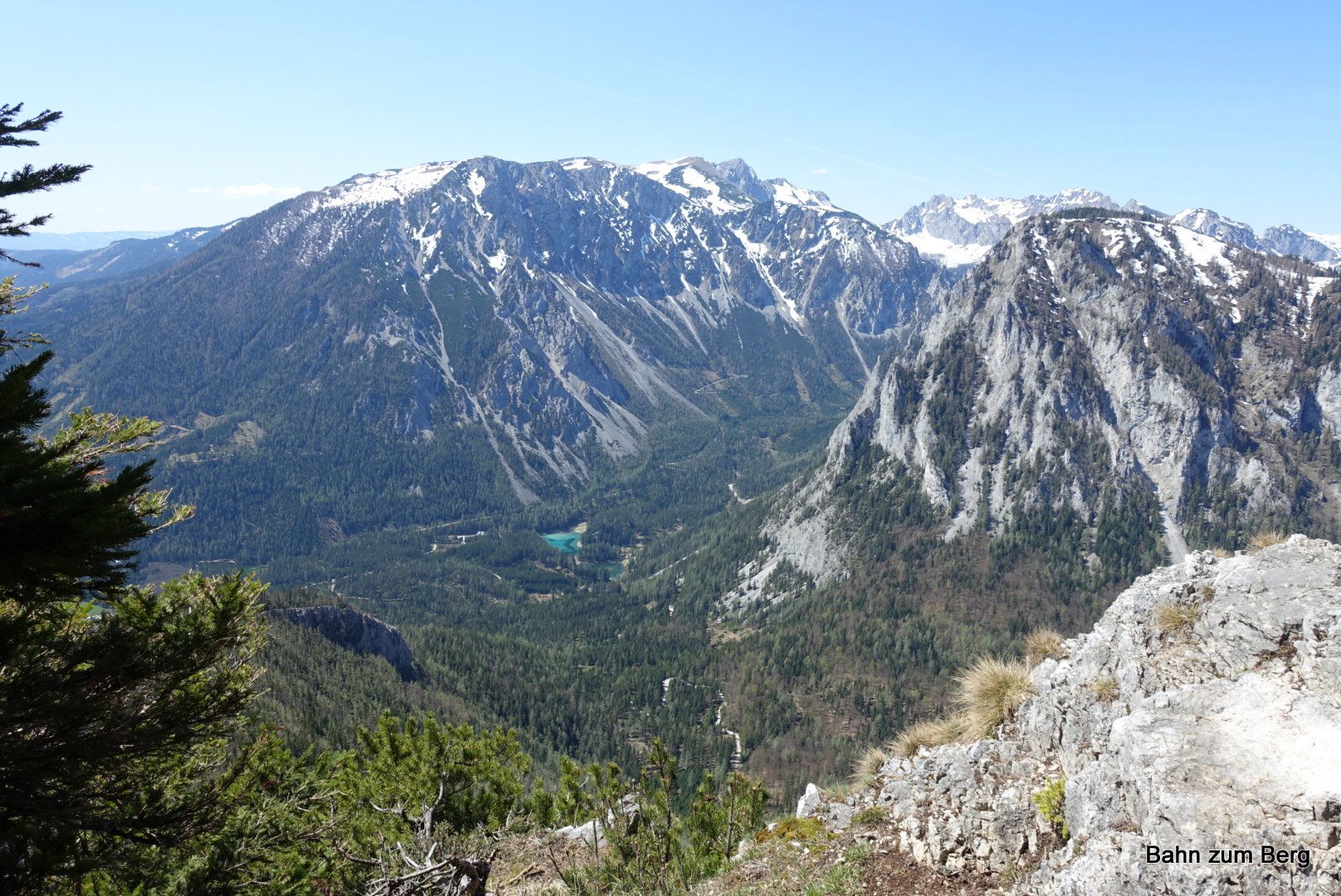 Tiefblick auf den Grünen See hinunter
