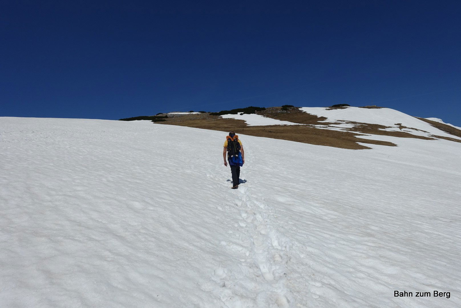 Vor dem Gipfel ist ein großes, aber flaches Schneefeld