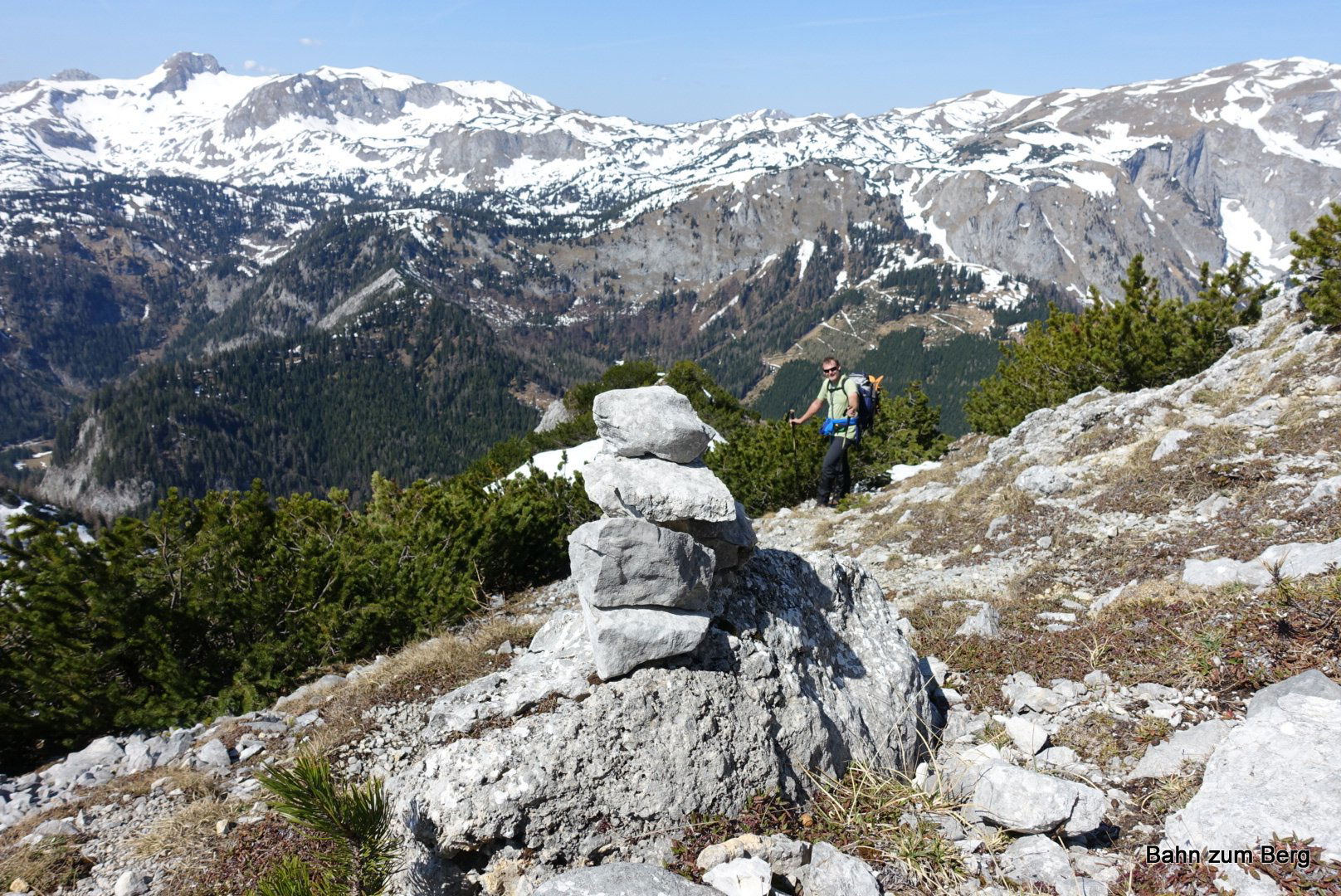 Steinmänner weisen oben den Weg am Grat entlang