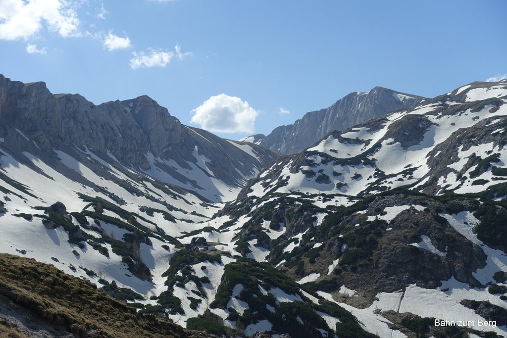 Vom Fölzsattel sieht man die Voisthalerhütte, die Obere Dullwitz entlang und den Hochschwabgipfel.