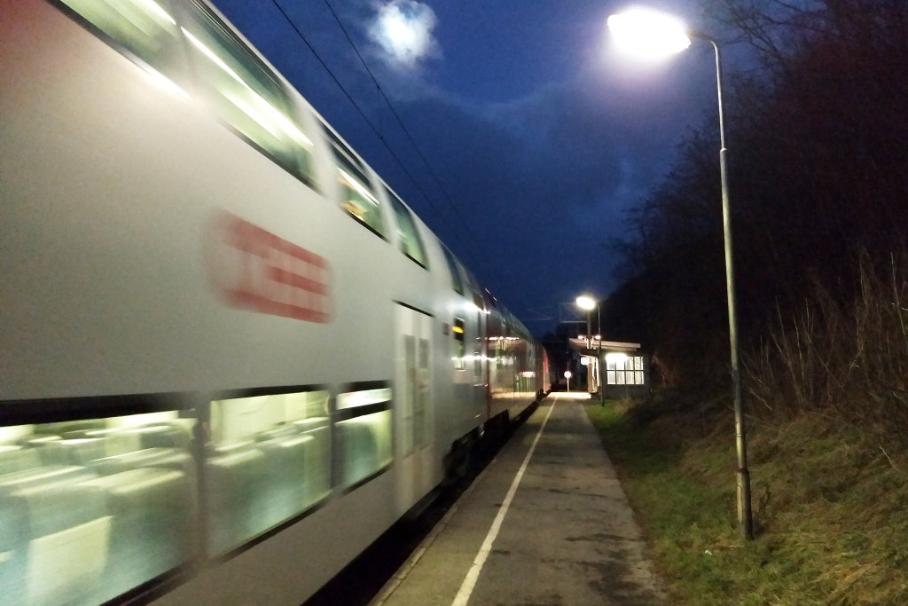 Der Zug fährt ab.