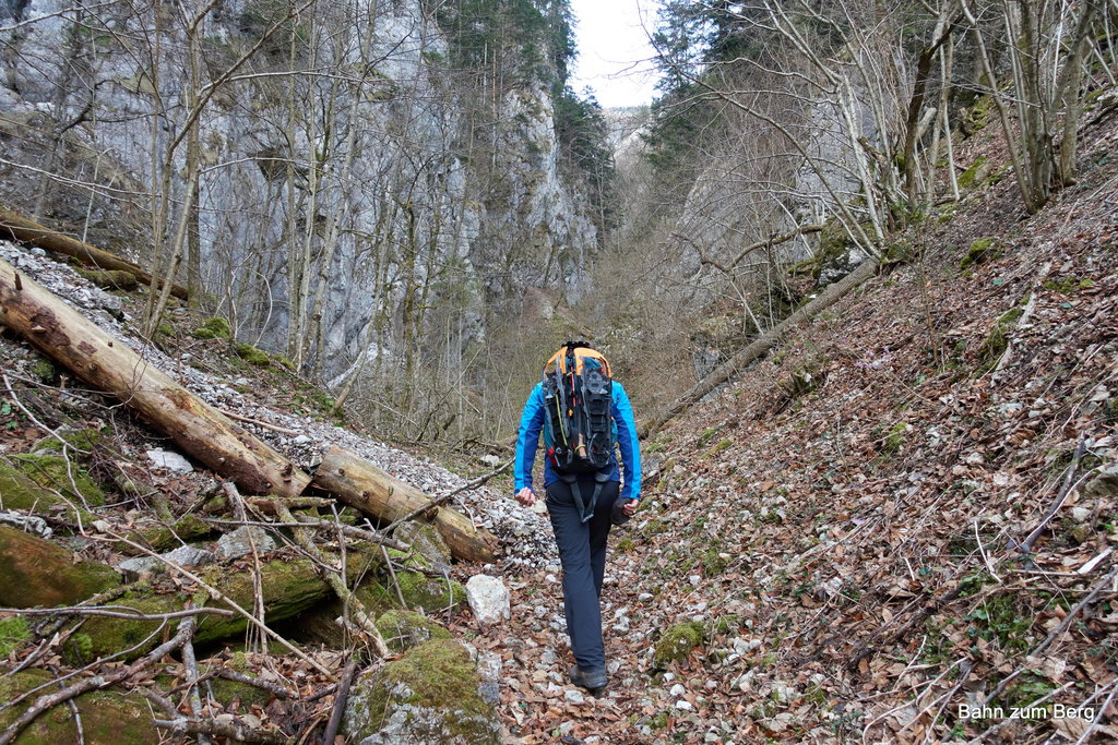 Erster Teil im Kesselgraben noch ohne Schneeschuhe