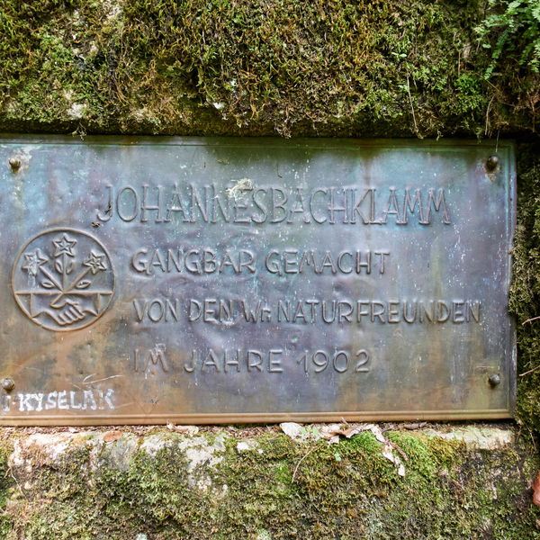 Durch hohe Wiesen und eine tiefe Klamm