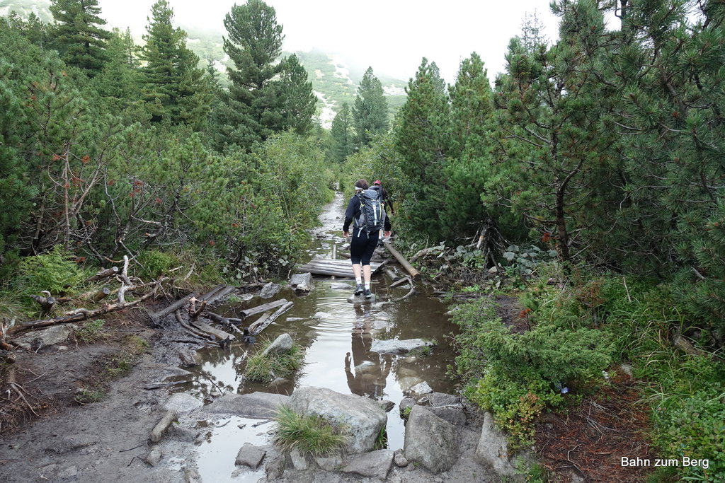 Gepflasterter Weg unter Wasser