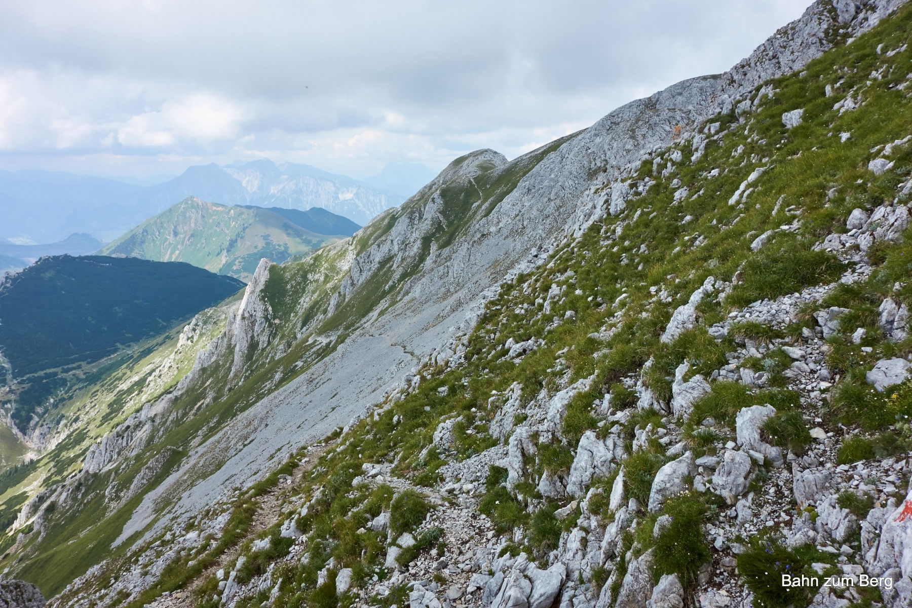Bis zum Gipfel des Hochturm (Bildmitte) ist es abwechselnd ausgesetzt und steil. An einer Stelle beides gleichzeitig.