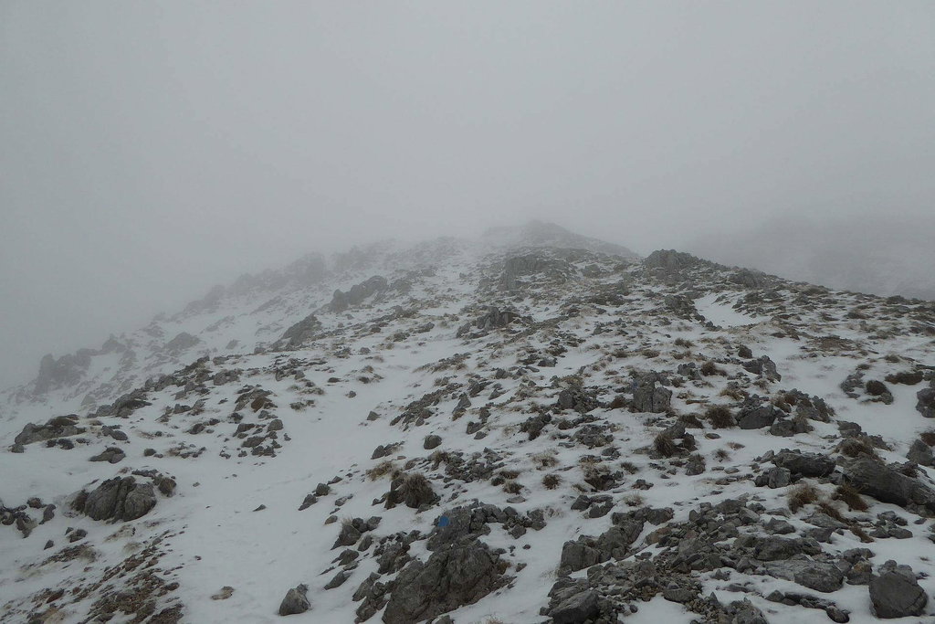Die Markierung des Weges besteht aus blauen Punkten. Liegt mehr Schnee, sind diese nicht mehr zu sehen!