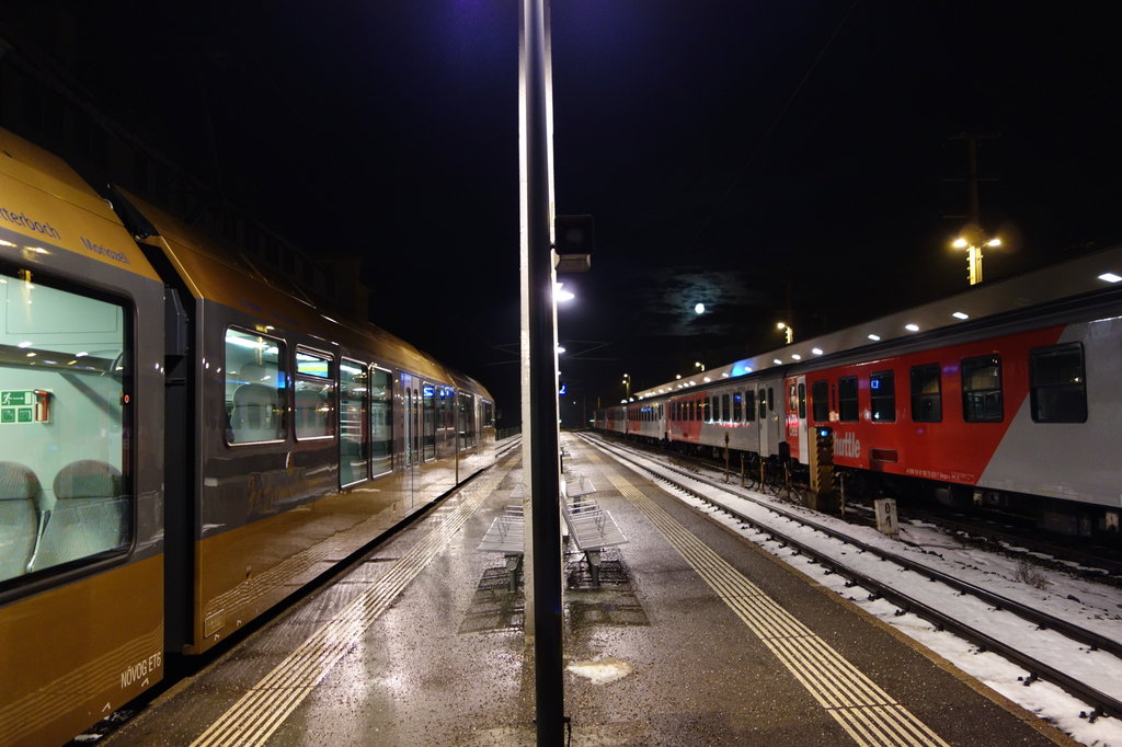Die Sonne wird erst in einer Stunde aufgehen.
